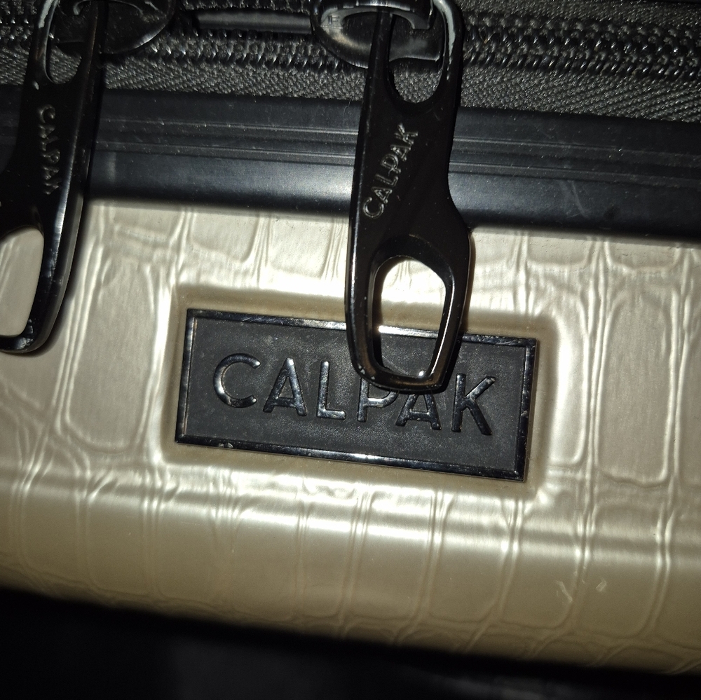 Tan and Black Crocodile Pattern  Travel Train Case Luggage Attachment - Picture 4 of 8